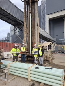 QHEat ja Exel Composites laskevat ensimmäistä kollektoriputkea syvälämpökaivoon. 